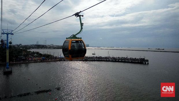 Gondola menjadi alternatif menikmati Ancol.