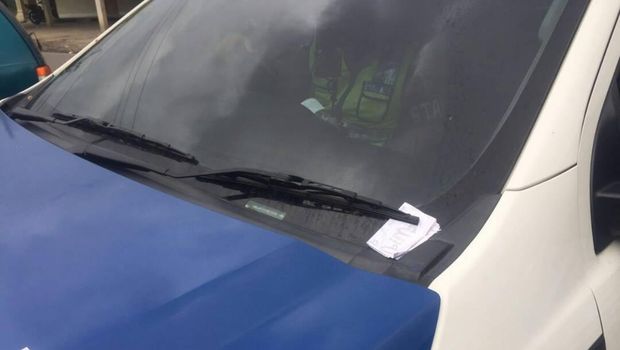 Kertas ancaman tersebut ditempelkan di wiper mobil polisi di Serang