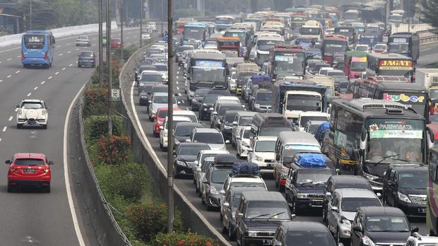 Puncak Mudik Natal Jatuh Besok, Truk Barang Dilarang Melintas