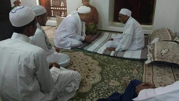 Momen Lebaran Habib Rizieq di Yaman, Temui Guru dan Cucu Momen Lebaran Habib Rizieq di Yaman, Temui Guru dan Cucu