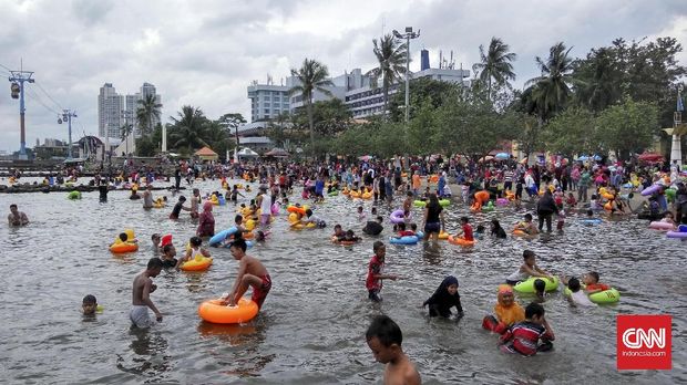 Pantai Indah Barat di Taman Impian Jaya Ancol dipenuhi dengan ban bebek kuning yang banyak disewa pengunjung.