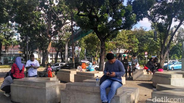 Monas Tutup, Warga Tetap Asyik Berfoto dari Balik Gerbang