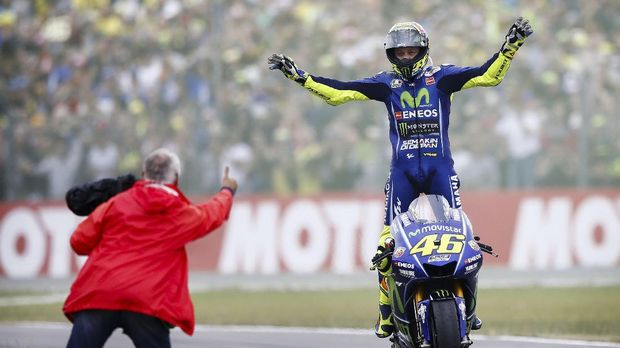 Valentino Rossi merayakan kemenangan di GP Belanda.