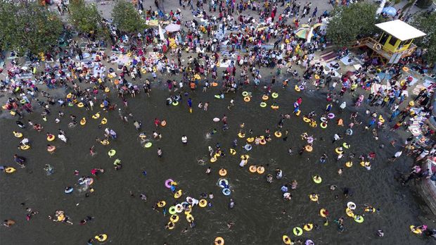 Pengunjung Ancol yang membeludak, dilihat dari angkasa.