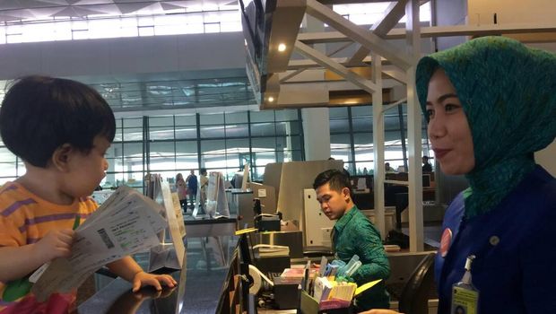 Cara Cerdas Bunda Manfaatkan Waktu Transit Pesawat