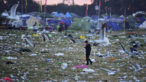 Lahan seluas 365 hektar yang menjadi lokasi Glastonbury dipenuhi sampah.