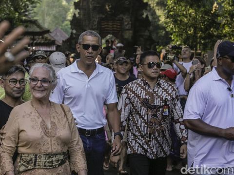 Foto: Gaya Putri Obama Padukan Sarung Bali dan Sneakers di 