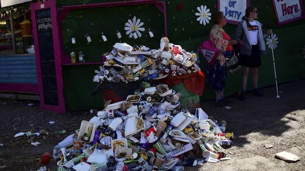Timbunan sampah di Glastonbury.
