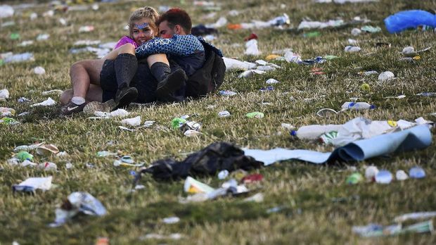 Peserta festival ada yang masih betah di lokasi meski Glastonbury telah usai.