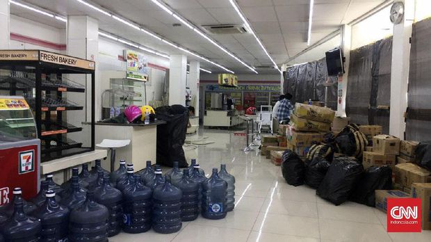 Saat ini para pegawai 7-Eleven sedang membereskan gerai-gerai. Secara resmi 7-Eleven akan menutup seluruh gerai pada akhir Juni.