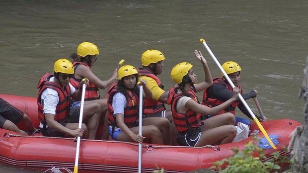 Michelle Obama tak ragu bermain rafting bersama keluarganya.