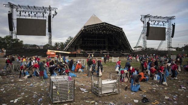 Glastonbury bukan hanya menyisakan memori, tetapi juga timbunan sampah.