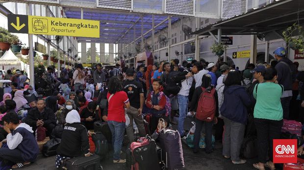Stasiun Senen masih dipadati pemudik di hari ke-tiga Lebaran.