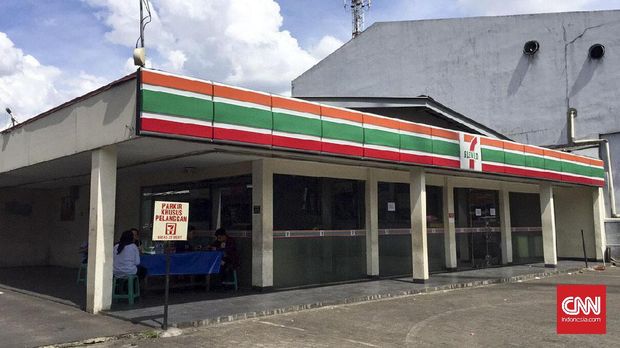 Salah satu outlet 7-Eleven yang ditutup di area Jalan Kapten P. Tendean di Jakarta.
