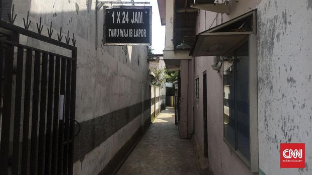 Di Gang Eka Dharma inilah musala Al Mukhlashiin dan Gereja Kristen Pasundan berada. Kedua tempat ibadah itu hanya berjarak kurang dari 100 meter.