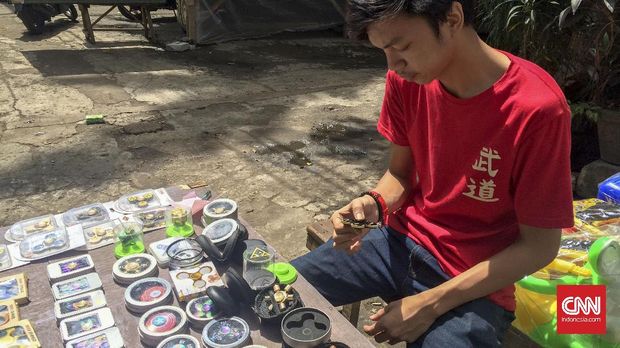 Fidget spinner banyak dijual di Pasar Gembrong, mulai harga Rp40 ribu hingga ratusan ribu rupiah.