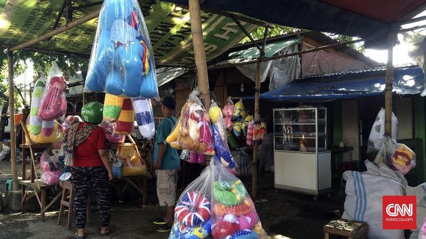 Hanya kios-kios yang berada di jajaran depan Pasar Gembrong yang buka, sementara di bagian dalam tutup.