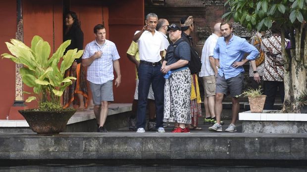 Sneakers Asics Obama yang dipakai ke Bali. 