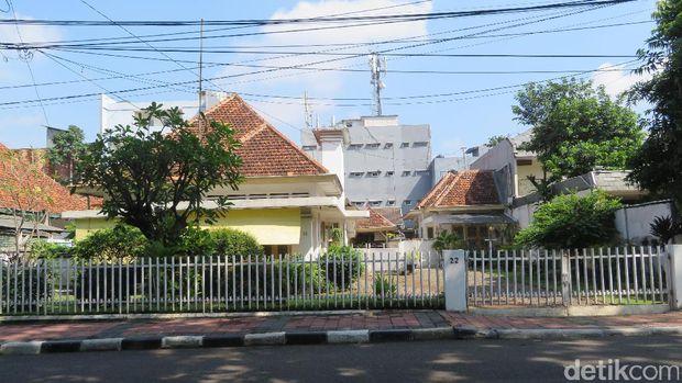 MASA KECIL DI MENTENG DAN SEKOLAH YANG BERSEJARAH BAGI 