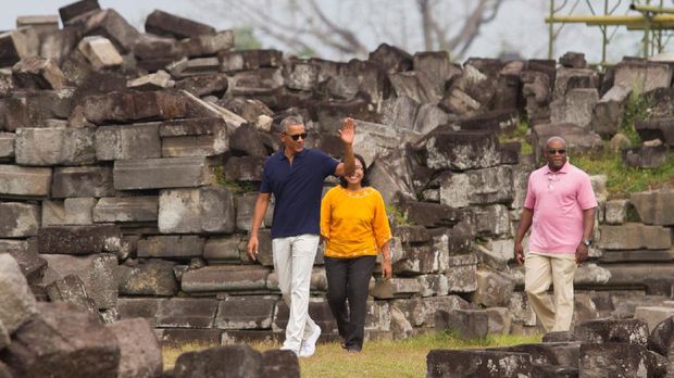 Obama terlihat santai dengan balutan polo shirt dan celana panjang