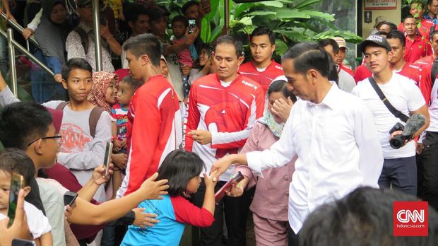 Jokowi menyalami warga yang juga mengunjungi Ragunan seperti ia dan keluarganya, Kamis (29/6).
