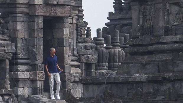 Barack Obama mengunjungi candi Prambana ketika berada di Yogyakarta.