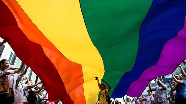 Warga Jerman merayakan legalisasi pernikahan sesama jenis dengan pengibaran bendera pelangi.