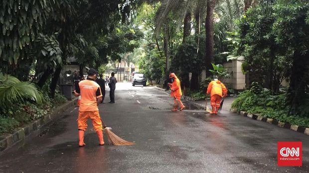 Tim gabungan mensterilkan sepanjang Jalan Lumajang, lokasi rumah Bos Grup Emtek, Eddy Kusnadi Sariaatmadja, menjelang kedatangan Barack Obama.