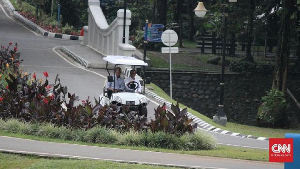 Obama dan Jokowi dalam mobil buggy di kompleks Istana Bogor, Jumat (30/6).