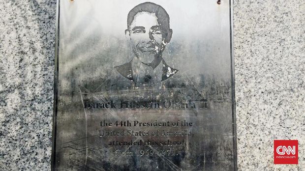 Pakat perak dengan wajah Barack Obama di atasnya.