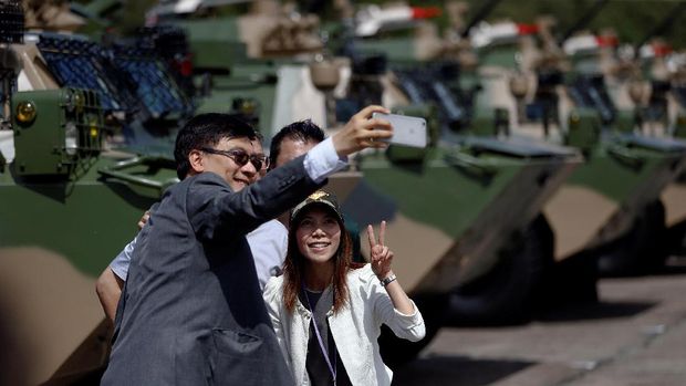 Xi Jinping Inspeksi Markas Tentara China di Hong Kong
