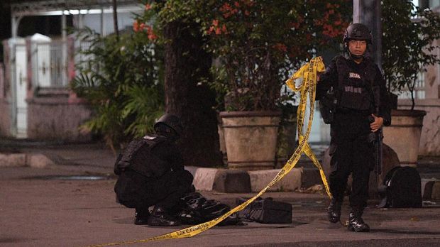 Dua anggota Brimob menjadi korban penikaman di Masjid Falatehan yang berada di dekat Lapangan Bhayangkara Mabes Polri.