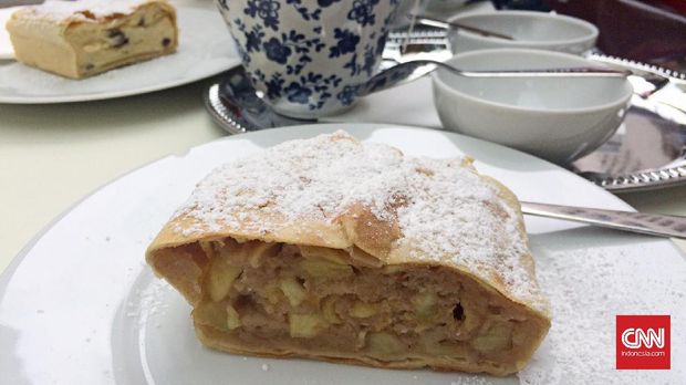 Apple Strudel dan secangkir teh hangat untuk melepas lelah