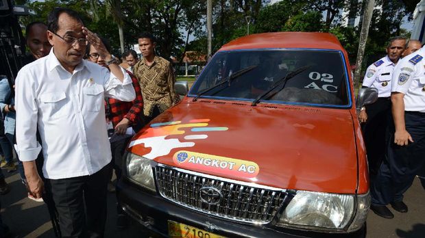 Menhub Budi Karya akan memonitor aturan baru taksi online bersama Kominfo.