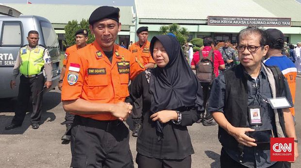 Isak Tangis Pecah di Pelepasan Jenazah Korban Heli Basarnas