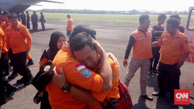 Isak Tangis Pecah di Pelepasan Jenazah Korban Heli Basarnas