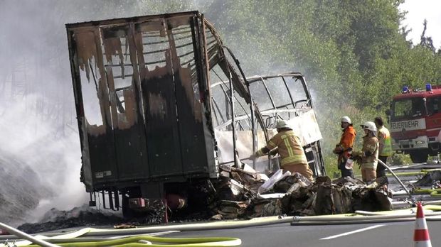 Bus nahas yang kecelakaan di Jerman hanya tersisa kerangkanya saja. 