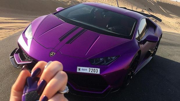 Wanita Muda Modif Lambo Huracan Sesuai Dengan Warna Cat Kukunya