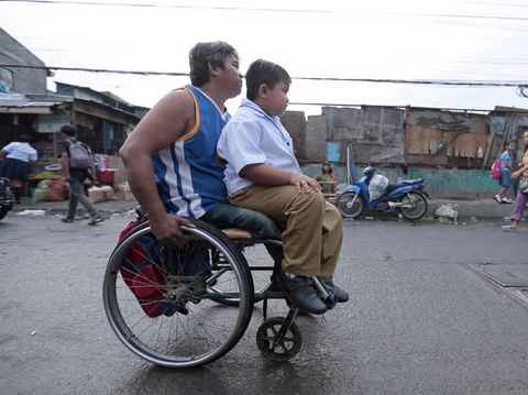 Viral, Kisah Inspiratif Ayah Antarkan Anak ke Sekolah Pakai Kursi Roda