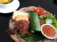 Kedai Sirih Merah Enaknya Ikan Bakar Pecah Kulit dan Nasi Kedai Sirih Merah Enaknya Ikan Bakar Pecah Kulit dan Nasi