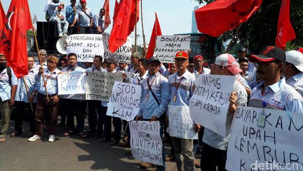 Ratusan Sopir Tangki Pertamina Demo di Kantor Kemnaker