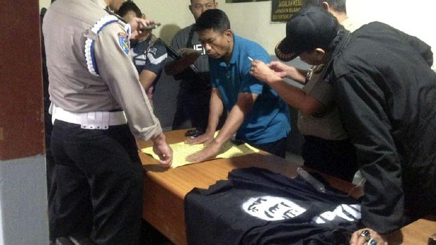Polisi kini menjadi sasaran aksi teror, salah satunya pemasangan bendera ISIS di pos polisi Kebayoran Lama.
