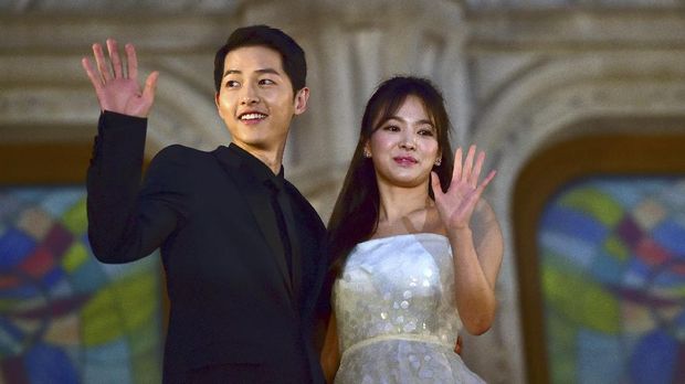 Song Joong Ki dan Song Hye Kyo telah resmi menjadi pasangan suami dan istri. 