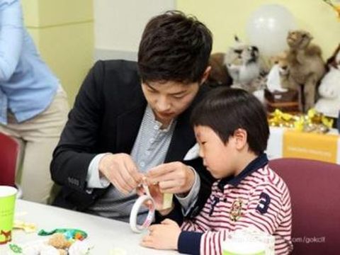 Korea Foundation for Children with Leukemia di tahun 2016 melaporkan bahwa Song Joong Ki telah rutin mendonasikan penghasilannya untuk yayasan tersebut sejak tahun 2011. Foto: internet