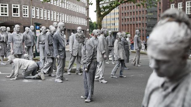 Ribuan 'zombie' ikut meramaikan aksi demonstrasi jelang KTT G20 di Hamburg, Jerman.