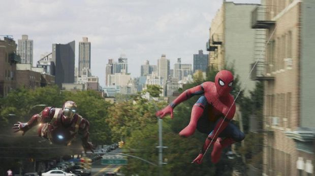 Aksi Tom Holland di Spider-Man: Homecoming.