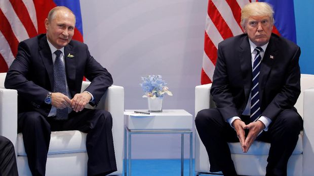 Vladimir Putin dan Donald Trump saat bertemu perdana di sela-sela KTT G20