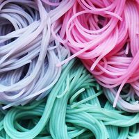 Mie Unicorn dengan Warna-warni Cantik Ini Dibuat dari Bahan Alami