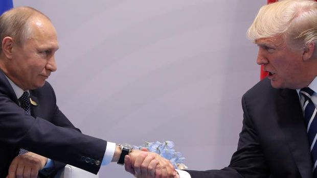 Vladimir Putin dan Donald Trump saat berjabat tangan