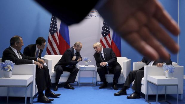 Donald Trump (kanan) berjanji akan memperbaiki hubungan dengan pemerintahan Putin (kiri).